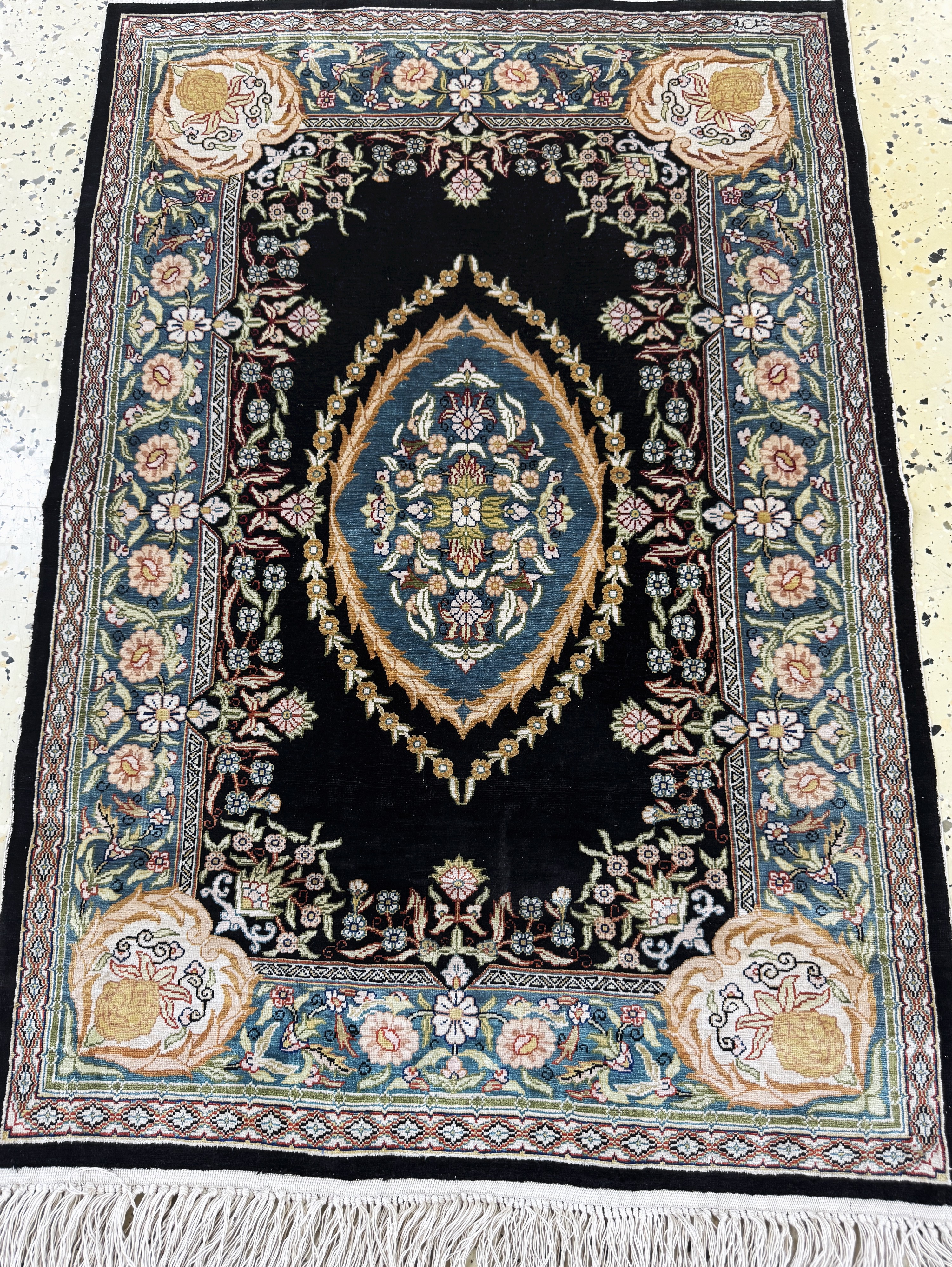Detail d: Hereke Seide signiert, Türkei, Ende 20.Jhd,reine Naturseide, ca. 88 x 60 cm, EHZ:(nahezu neuwertig)