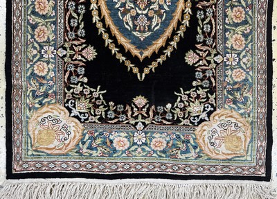 27136328b - Hereke Seide signiert, Türkei, Ende 20.Jhd,reine Naturseide, ca. 88 x 60 cm, ...
