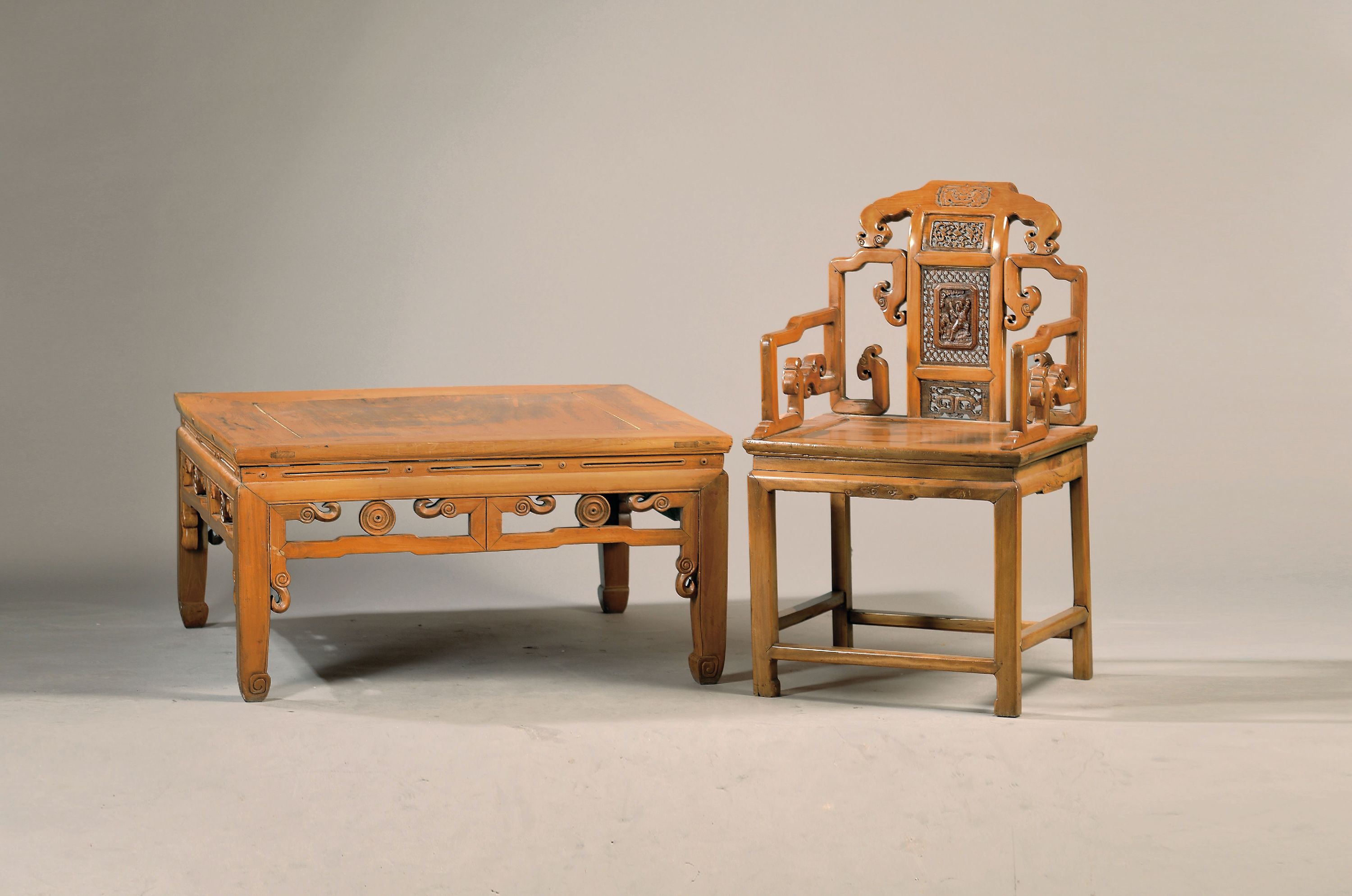 Image 27136457 - 2 Armlehnstühle und ein Tisch, China, 20.Jh. , Nußbaum massiv, Paar leicht variierende ...