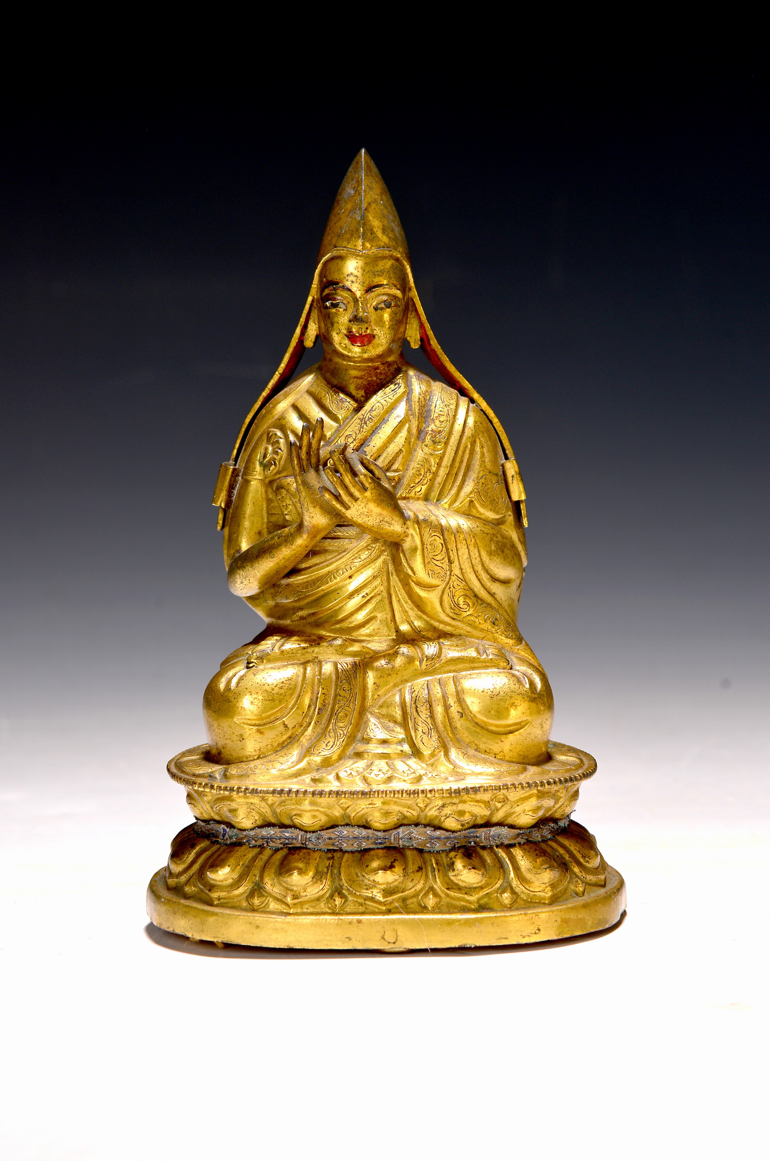 Image 27136630 - Tsongkhapa, sinotibetisch, 19.Jh., Gelbguß vergoldet, Boden sekundär verschlossen, ...