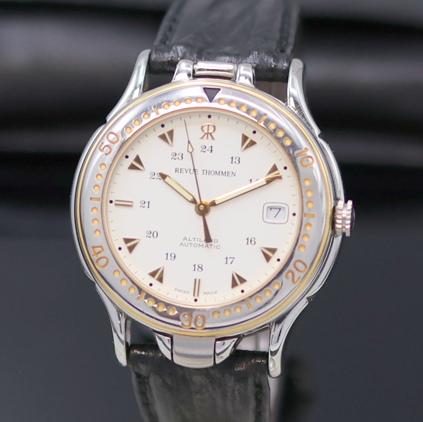 Detail a: REVUE THOMMEN Herrenarmbanduhr Modell Altiland, Schweiz um 1995, Automatik, aufklappbares Edelstahlgeh. teils verg., orig. Lederband m. Dornschl., ...