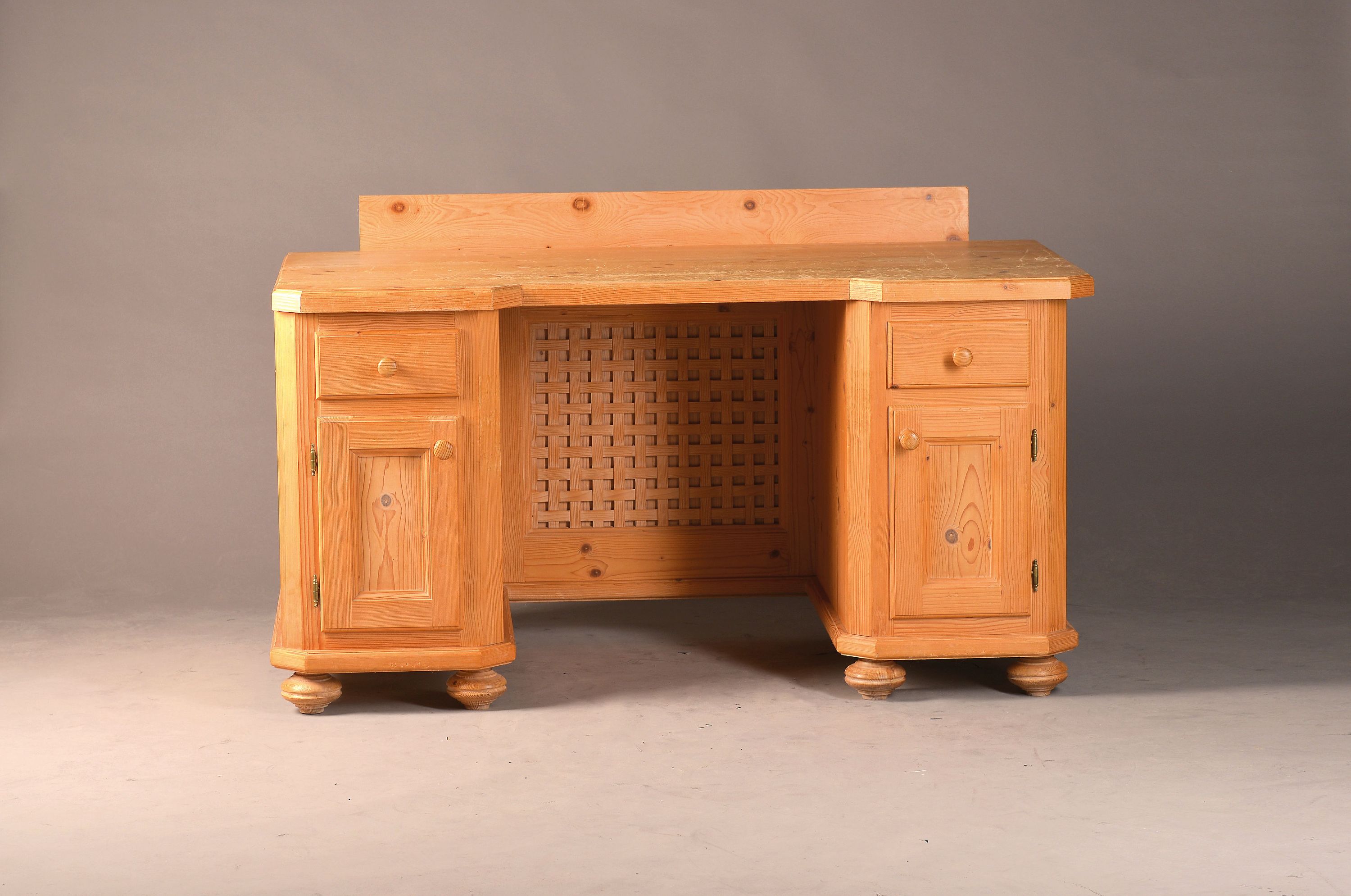 Image 27136651 - Schreibtisch, 2.H.20. Jh., Weichholz massiv,seitlich jeweils mit einer Tür und ...