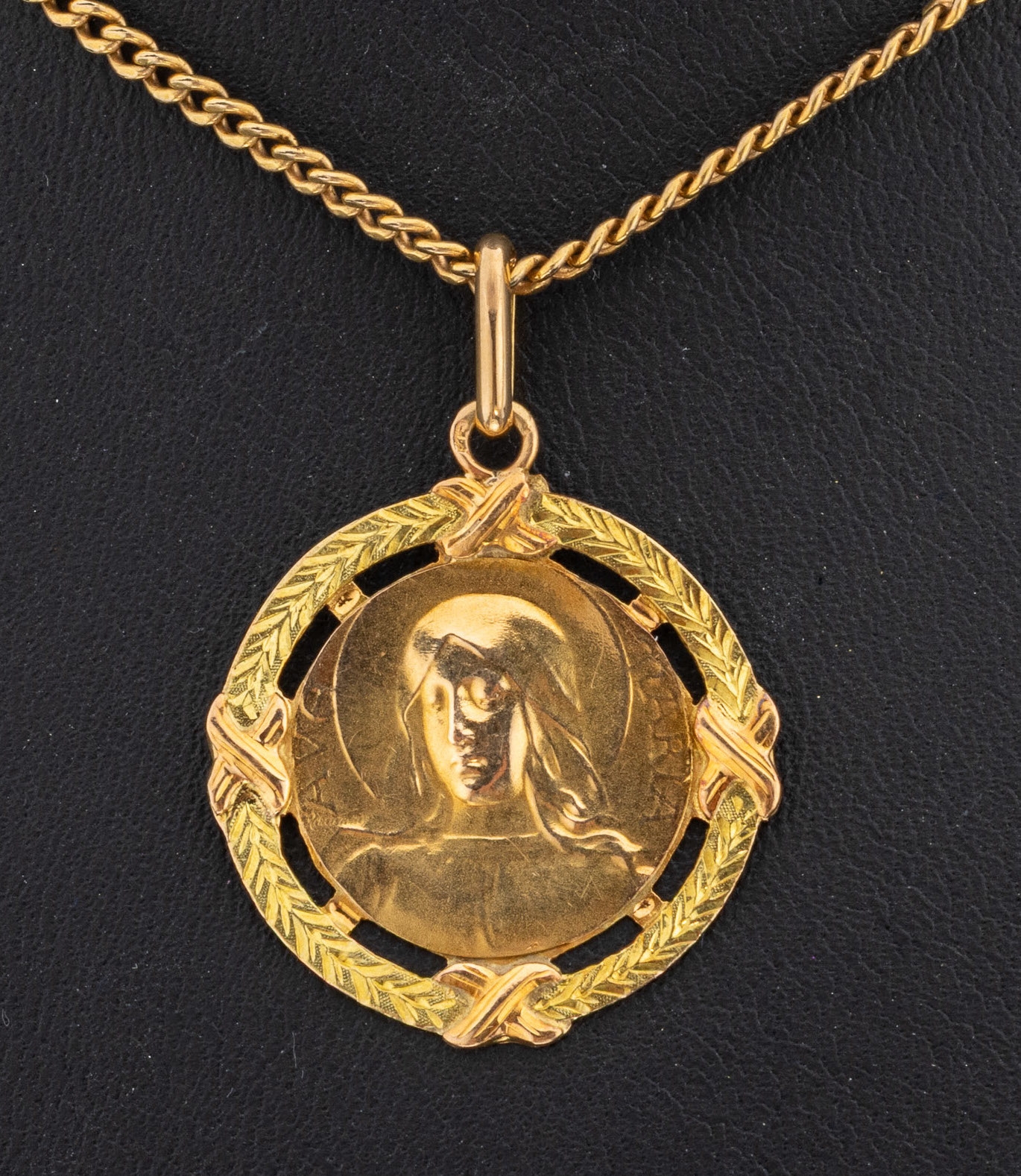 Detail a: 18 kt Gold Anhänger, GG 750/000 gepr., Maria-Darstellung, an Kette, GG 750/000 gepr., L. ca. 46 cm, Federringschließe, ca. 6.2 g