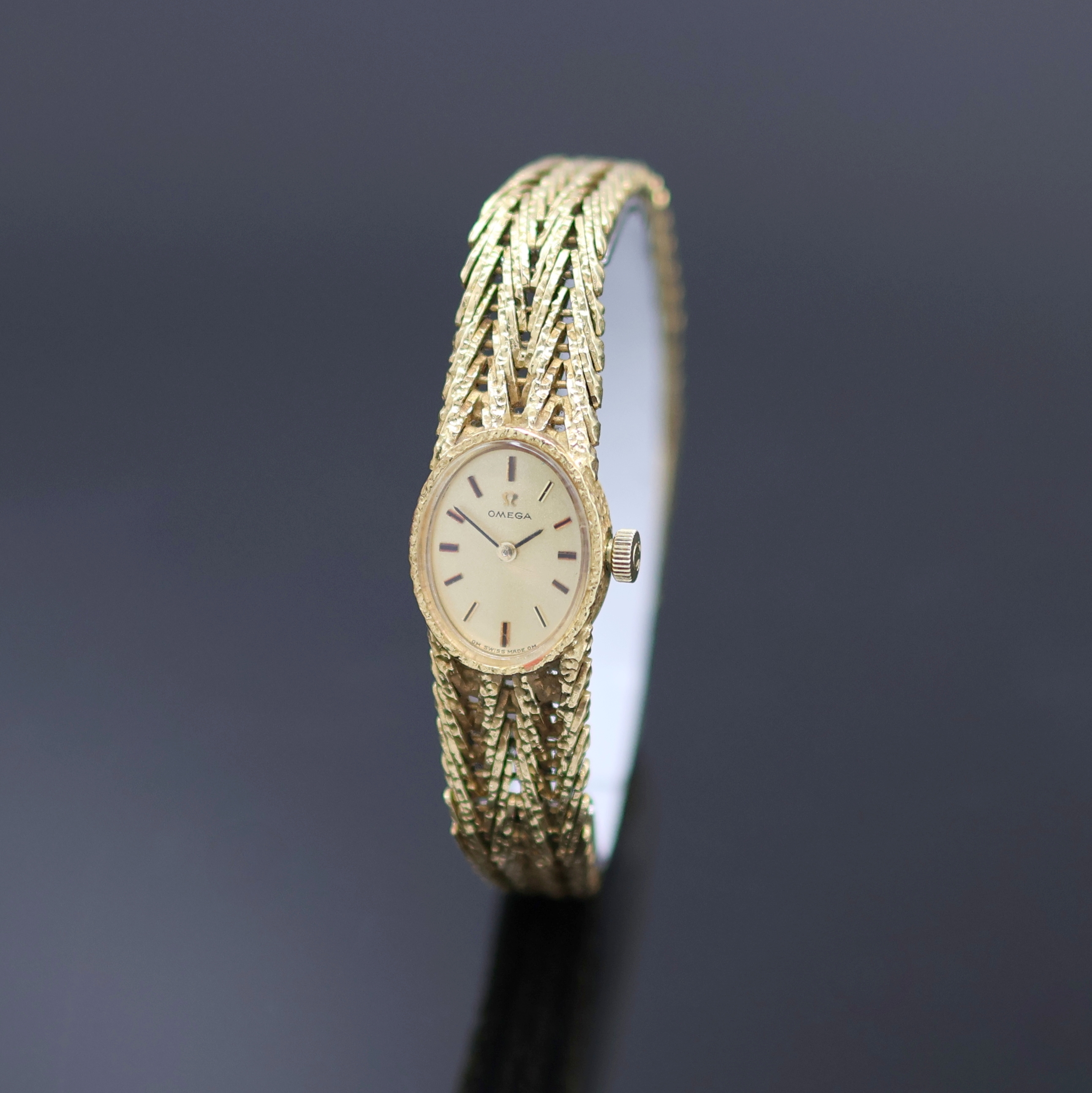Image 27136666 - OMEGA Damenarmbanduhr in GG 750/000 Referenz 8205, Schweiz um 1968, Handaufzug, strukt. ...