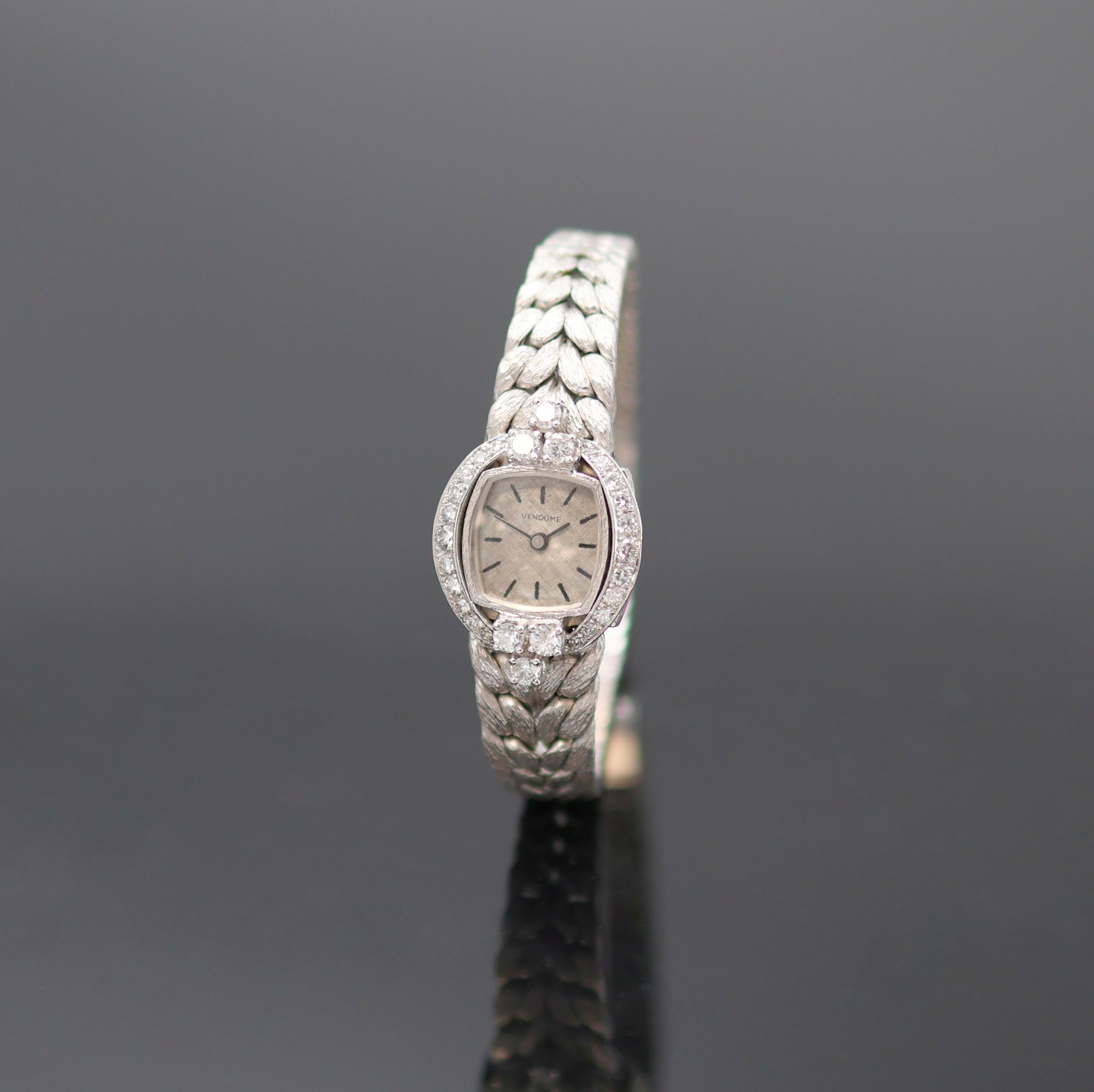 Image 27136667 - VENDOME Damenarmbanduhr in WG 750/000 mit 28 Diamanten, Handaufzug, Schweiz um 1975, ...
