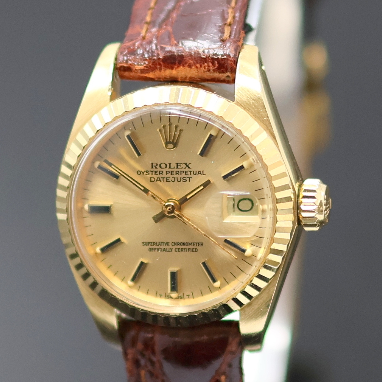 Detail a: ROLEX Oyster Perpetual Datejust Damenarmbanduhr in GG 750/000 Referenz 6917,Schweiz um 1980, Automatik, Chronometer der Superlative, Boden u. Krone ...
