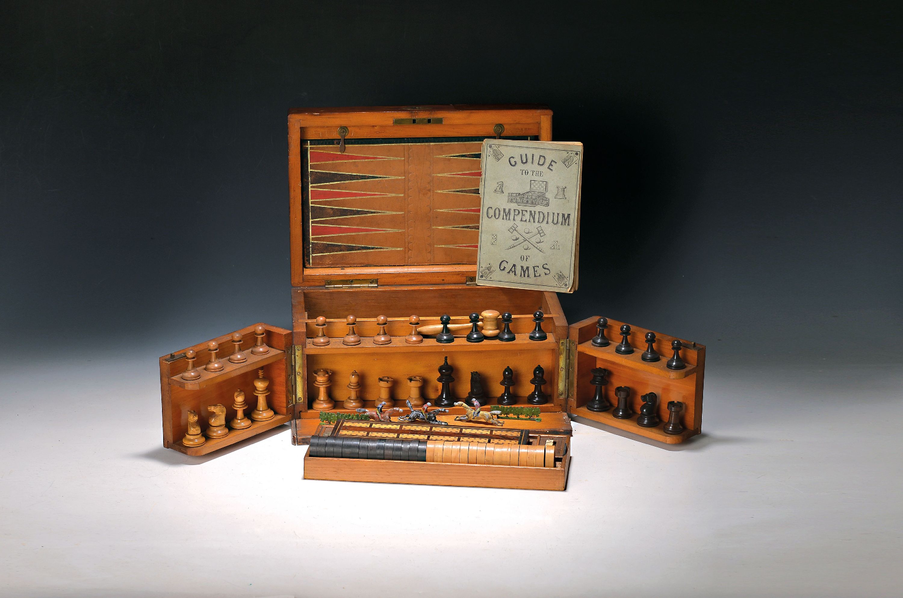 Image 27136682 - Victorianisches Spiele-Kompendium, England, 19. Jh., dreifach aufklappbare Holzbox, ...
