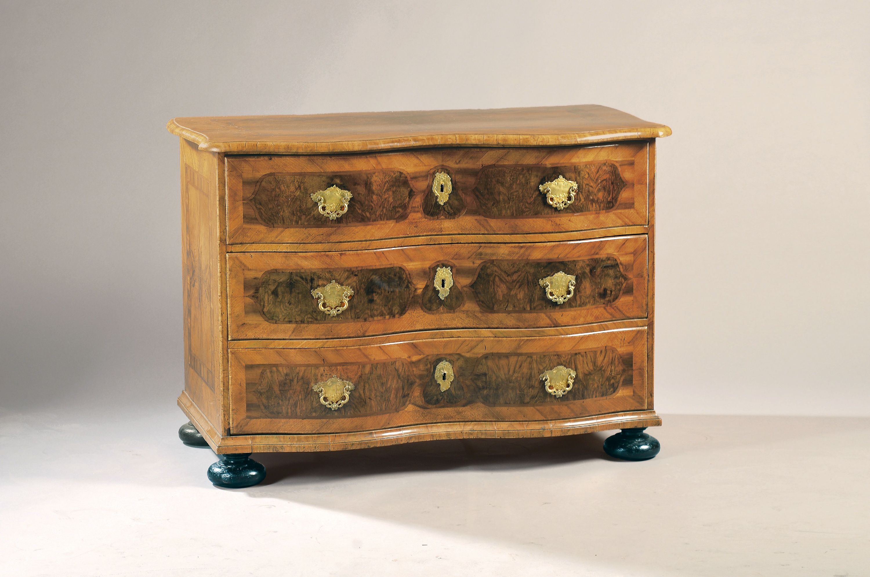 Image 27136685 - Barock-Kommode, um 1740/50, Nußbaumfurnier, doppelt geschweift, 3 Schubladen, ...