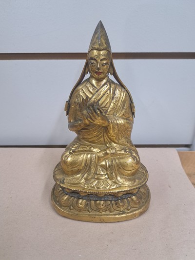 27136630a - Tsongkhapa, sinotibetisch, 19.Jh., Gelbguß vergoldet, Boden sekundär verschlossen, ...