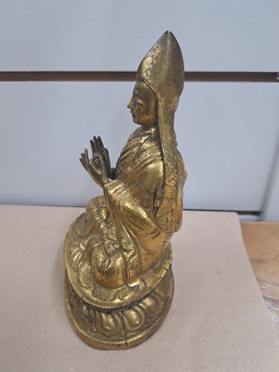 27136630b - Tsongkhapa, sinotibetisch, 19.Jh., Gelbguß vergoldet, Boden sekundär verschlossen, ...