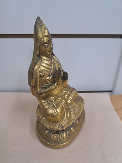 27136630d - Tsongkhapa, sinotibetisch, 19.Jh., Gelbguß vergoldet, Boden sekundär verschlossen, ...