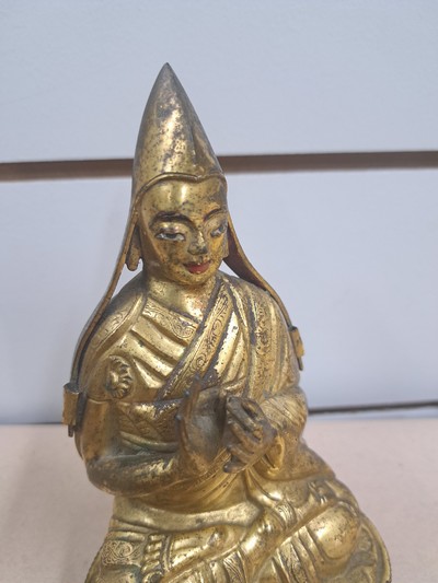 27136630e - Tsongkhapa, sinotibetisch, 19.Jh., Gelbguß vergoldet, Boden sekundär verschlossen, ...