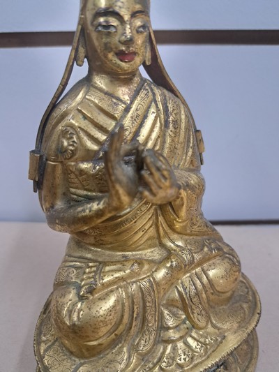 27136630f - Tsongkhapa, sinotibetisch, 19.Jh., Gelbguß vergoldet, Boden sekundär verschlossen, ...