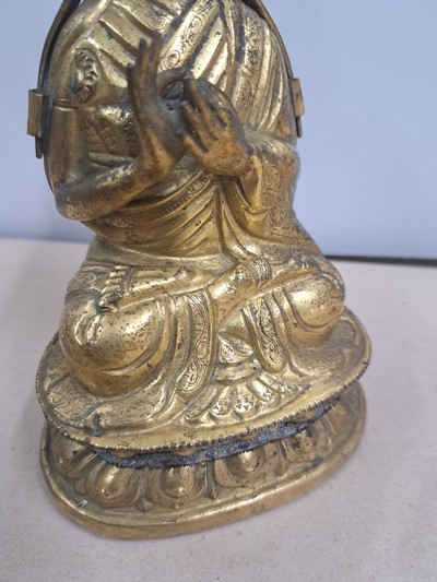 27136630g - Tsongkhapa, sinotibetisch, 19.Jh., Gelbguß vergoldet, Boden sekundär verschlossen, ...