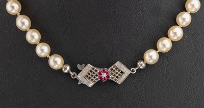 27136634a - Perl-Collier mit 18 kt Gold Rubin-Diamant- Schließe, WG 750/000, Akoyazuchtperlen im ...