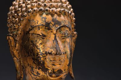 27136648a - Buddhakopf, thailändisch, 20.Jh., Metall, blattvergoldet, auf Holzsockel, H. 44 cm