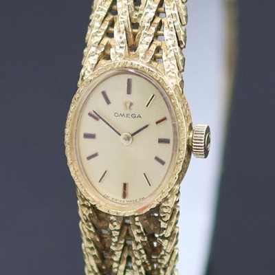 27136666a - OMEGA Damenarmbanduhr in GG 750/000 Referenz 8205, Schweiz um 1968, Handaufzug, strukt. ...