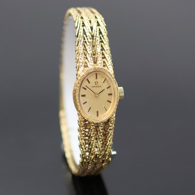 27136666b - OMEGA Damenarmbanduhr in GG 750/000 Referenz 8205, Schweiz um 1968, Handaufzug, strukt. ...