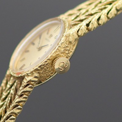 27136666c - OMEGA Damenarmbanduhr in GG 750/000 Referenz 8205, Schweiz um 1968, Handaufzug, strukt. ...