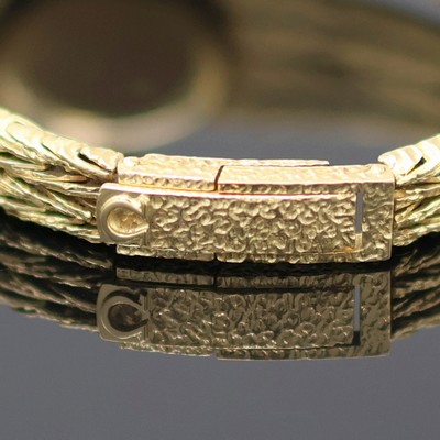 27136666d - OMEGA Damenarmbanduhr in GG 750/000 Referenz 8205, Schweiz um 1968, Handaufzug, strukt. ...