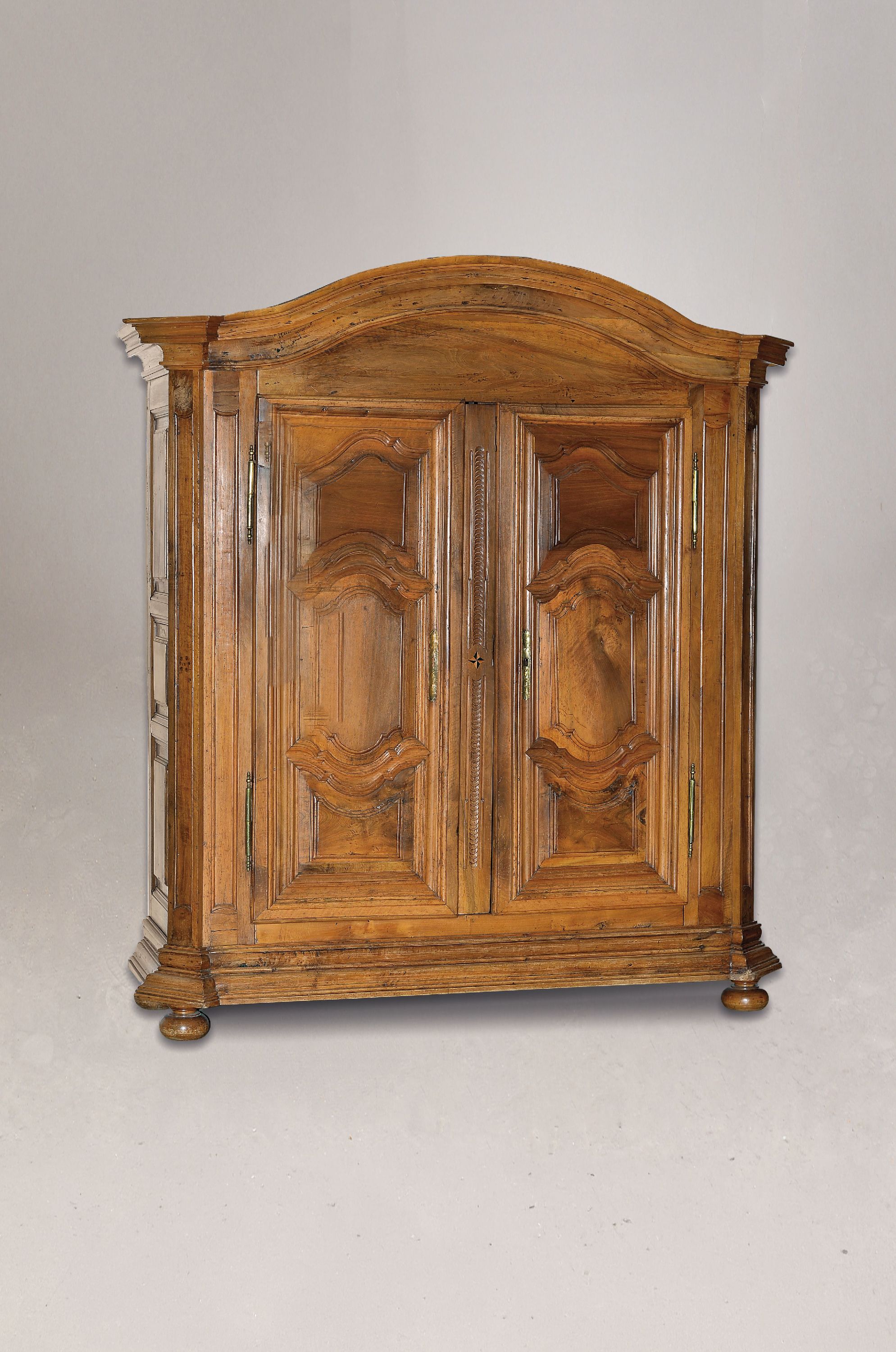Image 27136789 - Barock-Schrank, 18.Jh., Nußbaum massiv, zweitürig, Türen mit Bastionsfüllungen, auf ...