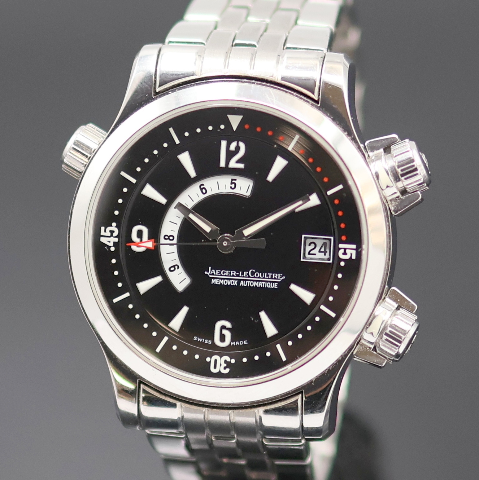 Detail a: Jaeger-LeCoultre Master Compressor Memovox Herrenarmbanduhr Referenz 146.8.97/1, Schweiz um 2005, Automatik, Edelstahlgeh. inkl. orig. Gliederband m. ...