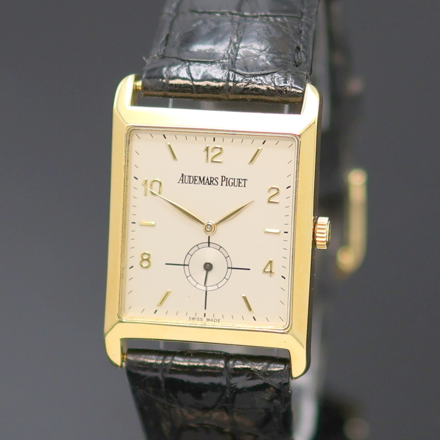 Detail a: AUDEMARS PIGUET Edward Piguet rechteckige Armbanduhr in GG 750/000, Schweiz um 1990, Handaufzug, Lederband m. orig. GG 750/000 Dornschl., Boden ...