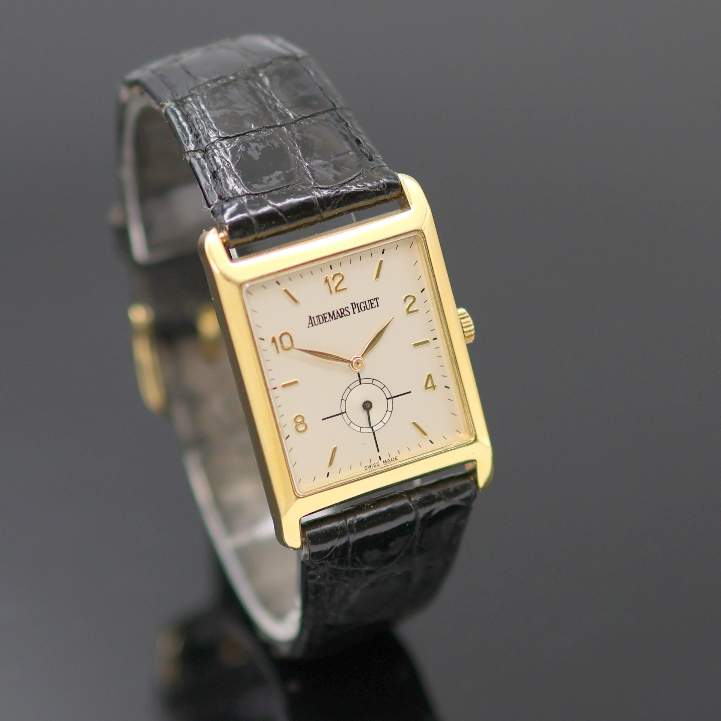 Detail b: AUDEMARS PIGUET Edward Piguet rechteckige Armbanduhr in GG 750/000, Schweiz um 1990, Handaufzug, Lederband m. orig. GG 750/000 Dornschl., Boden ...
