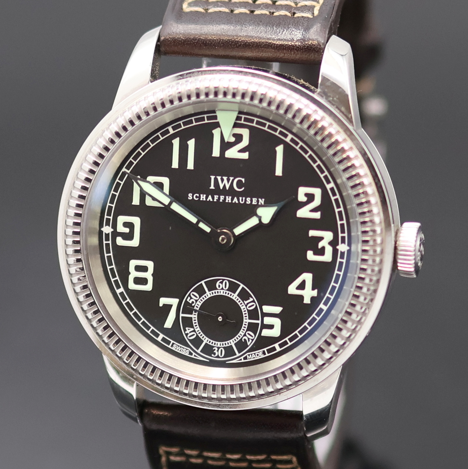 Detail a: IWC Fliegeruhr Referenz IW3254, Schweiz um 2010, Handaufzug, beids. vergl. Edelstahlgeh. inkl. orig. Lederband m. Dornschl., Boden verschr., Lünette ...
