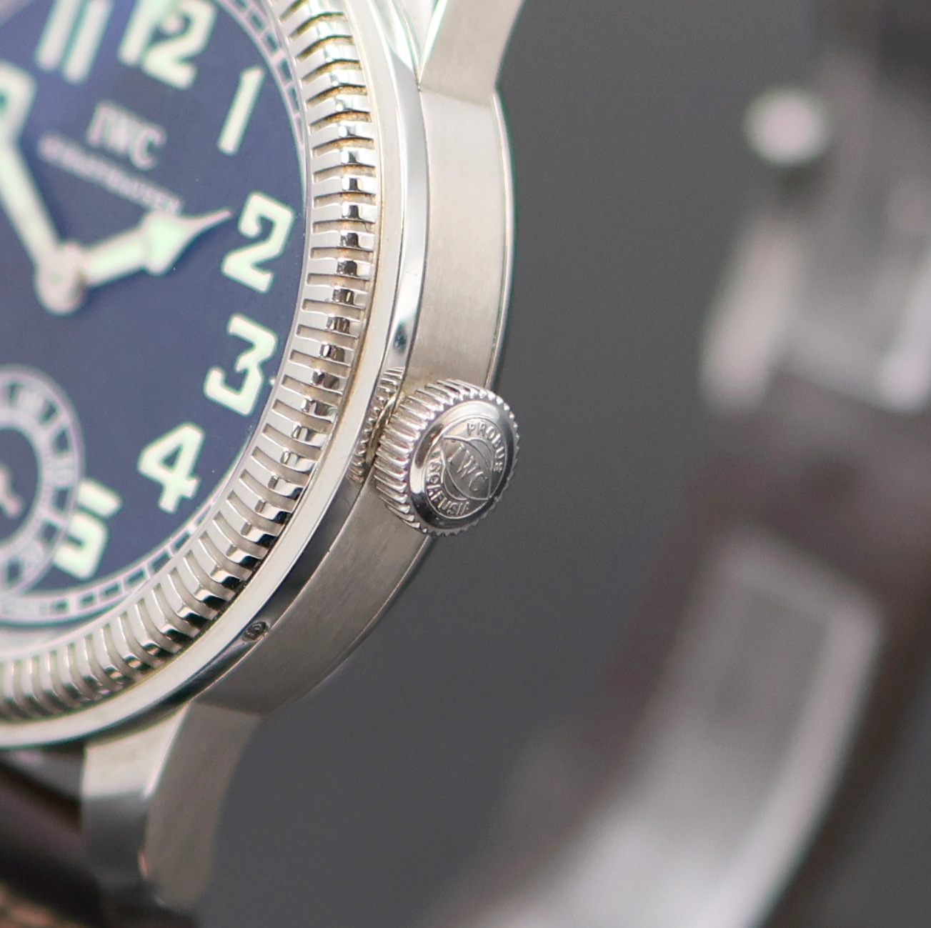 Detail c: IWC Fliegeruhr Referenz IW3254, Schweiz um 2010, Handaufzug, beids. vergl. Edelstahlgeh. inkl. orig. Lederband m. Dornschl., Boden verschr., Lünette ...