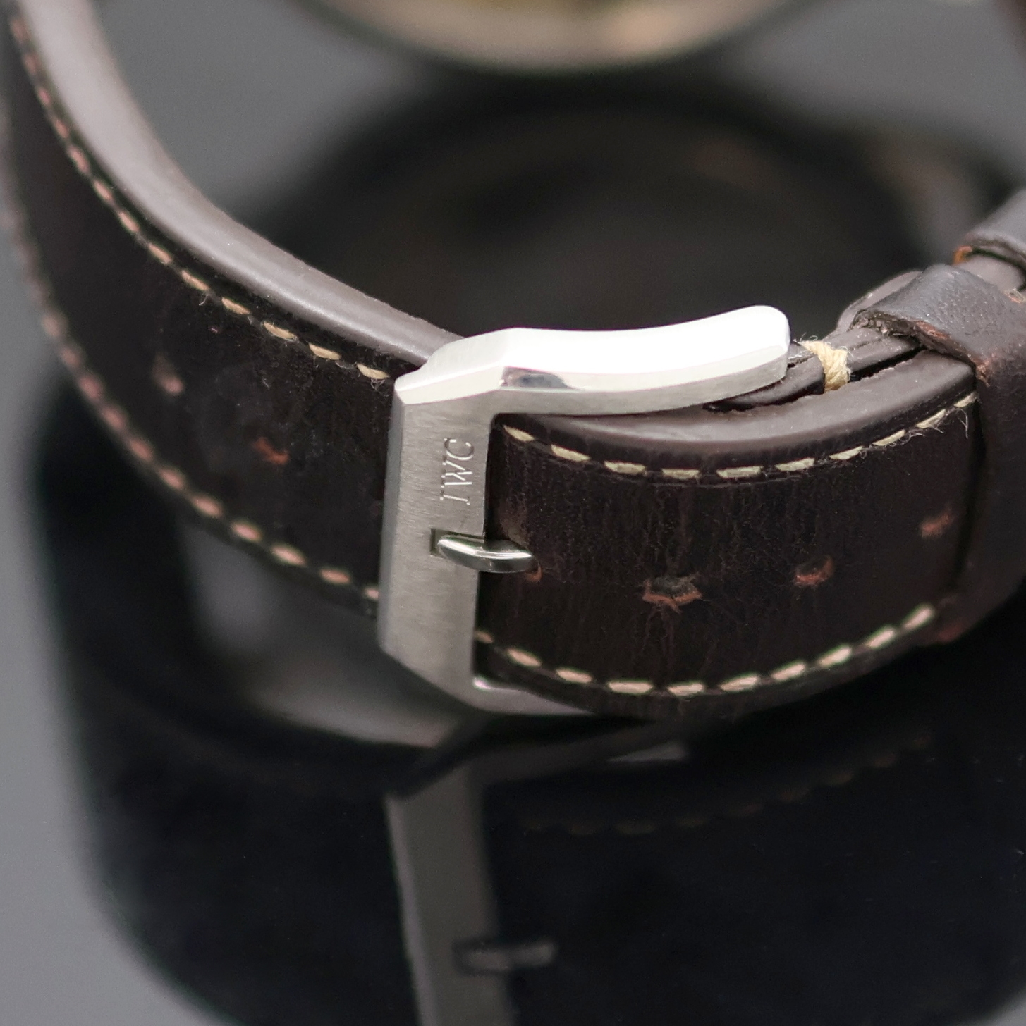 Detail d: IWC Fliegeruhr Referenz IW3254, Schweiz um 2010, Handaufzug, beids. vergl. Edelstahlgeh. inkl. orig. Lederband m. Dornschl., Boden verschr., Lünette ...
