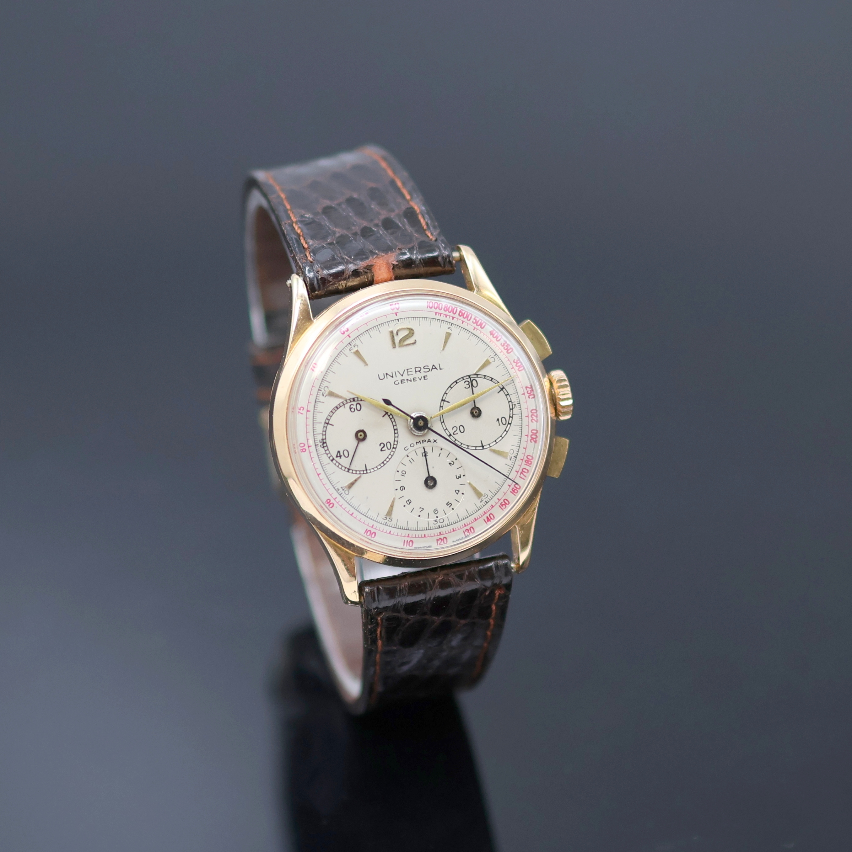 Detail b: UNIVERSAL GENEVE Compax Schaltradchronograph in Rosegold 750/000 Referenz 12278 mit der Gehäusenummer 1355888, Handaufzug, Schweiz um 1950, Boden ...