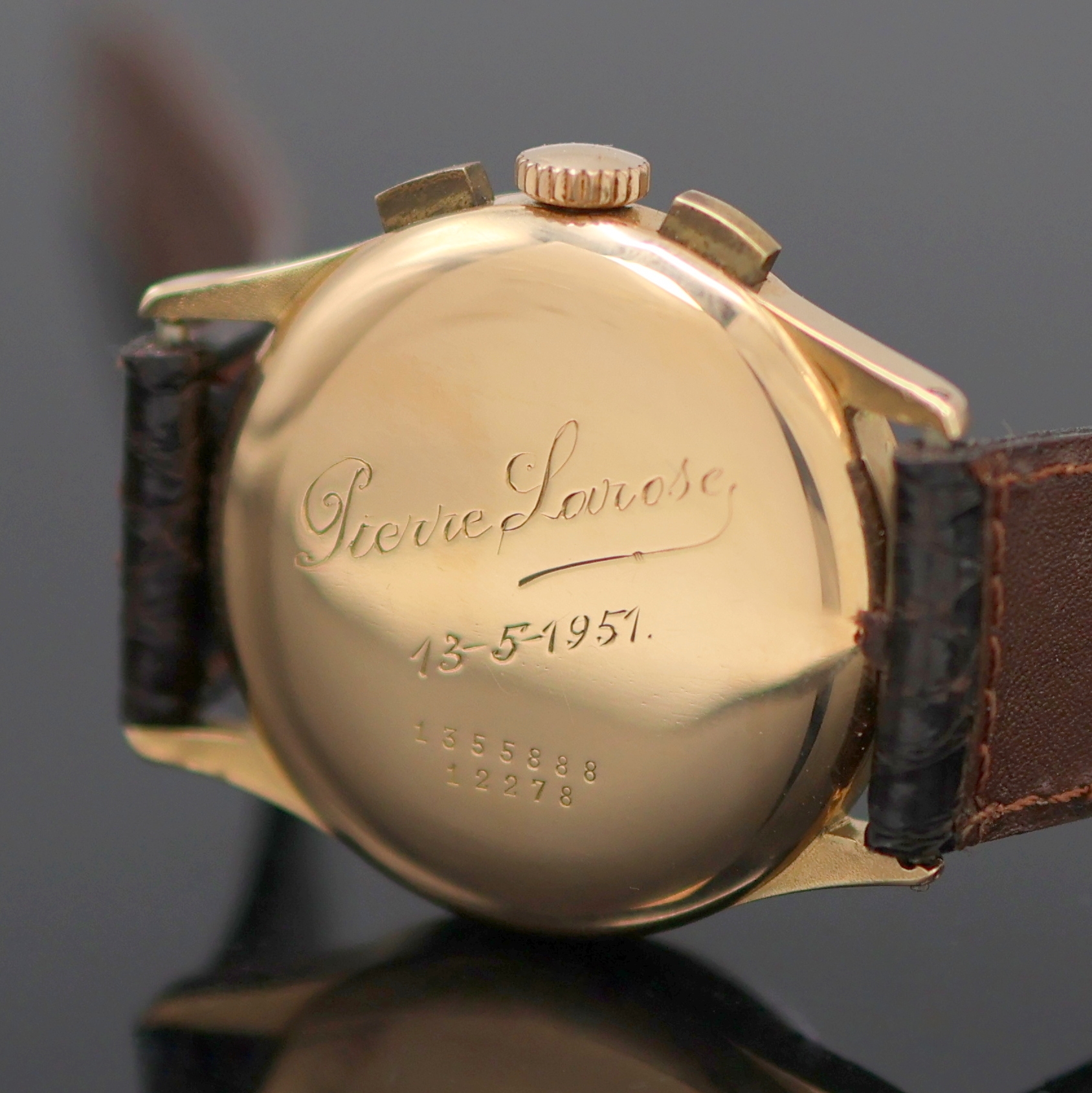 Detail d: UNIVERSAL GENEVE Compax Schaltradchronograph in Rosegold 750/000 Referenz 12278 mit der Gehäusenummer 1355888, Handaufzug, Schweiz um 1950, Boden ...