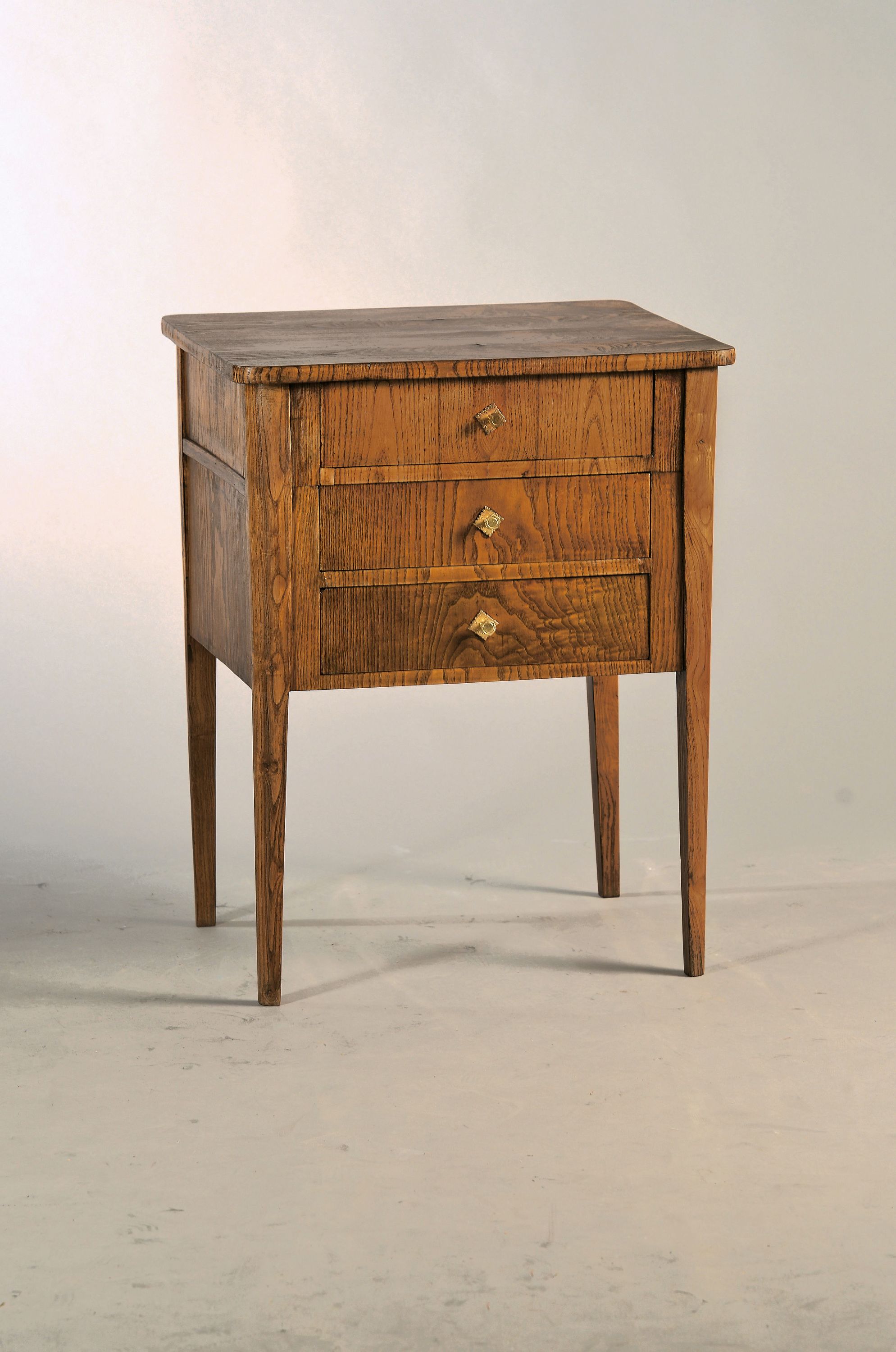 Image 27136848 - Small chest of drawers, 19th century, ash veneer, 3 drawers, on conical legs, brass ...