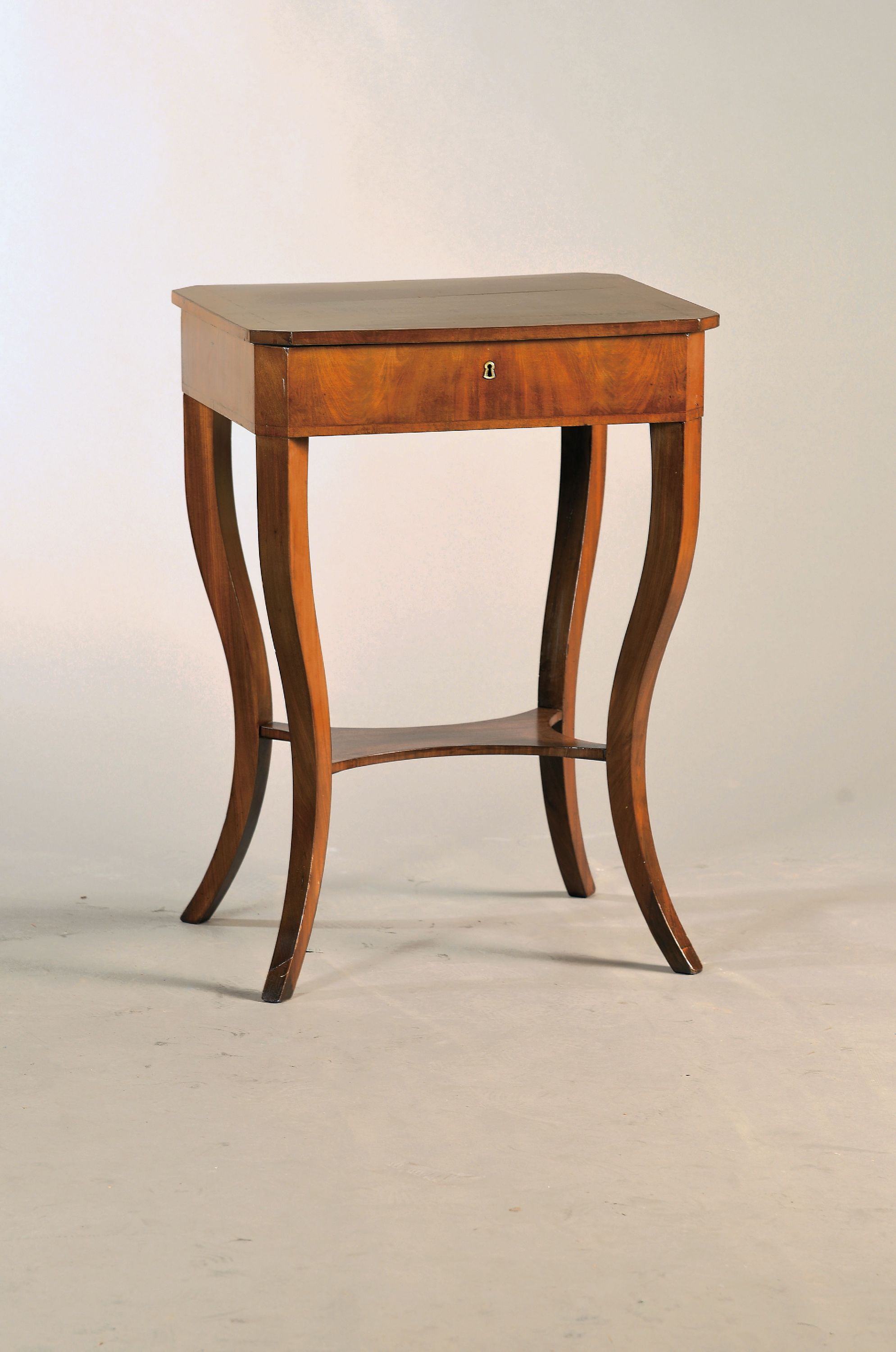 Image 27136849 - Biedermeier Nähtisch, um 1830/40, Mahagonifurnier, Deckplatte aufklappbar, auf elegant ...