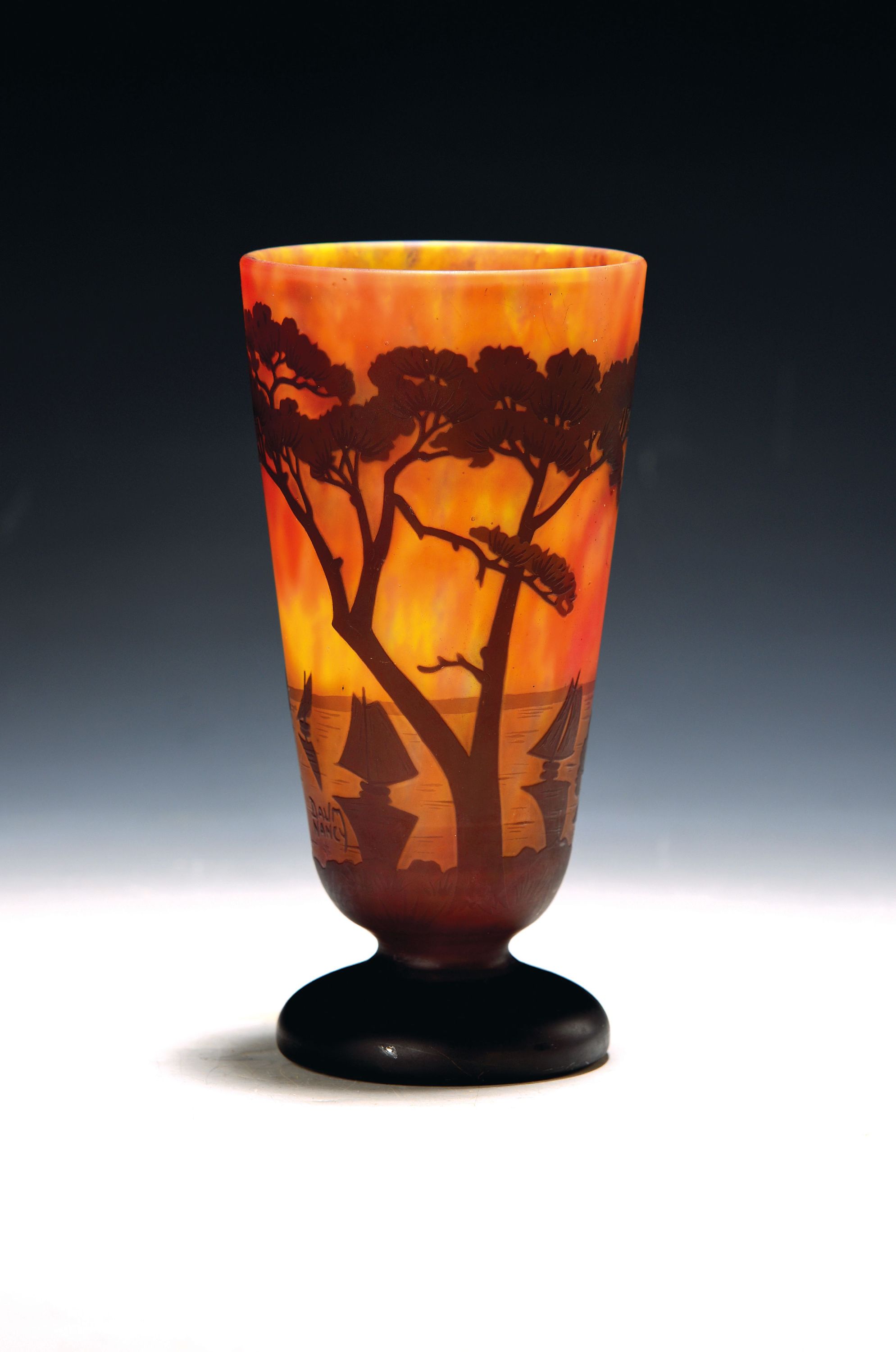 Image 27136886 - Vase, Daum, Nancy, um 1910, farbloses Glas, gelb-orange-violette geflammte ...
