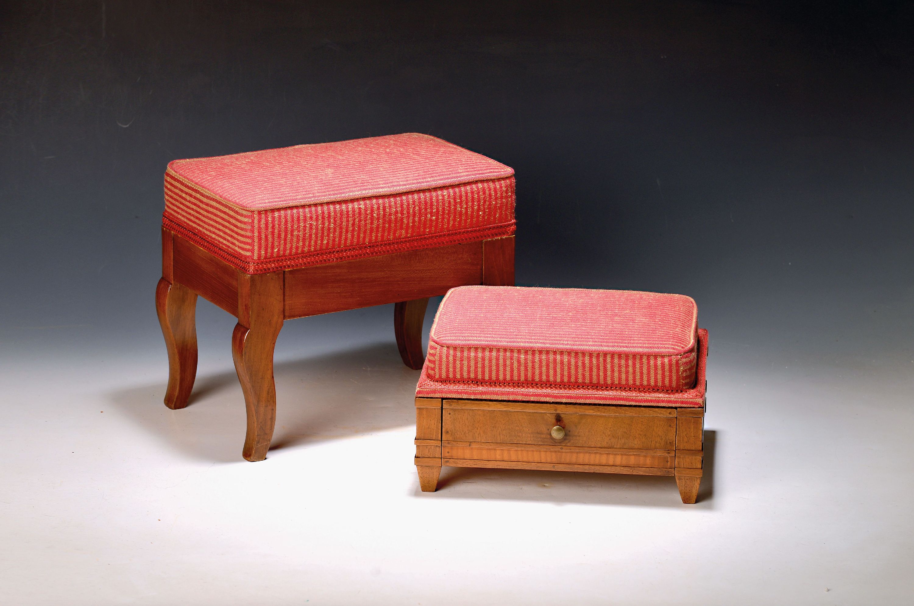 Image 27136891 - Zwei Fußbänkchen aus dem Biedermeier, wohl süddeutsch, 1. Hälfte 19. Jh., Nussbaum ...