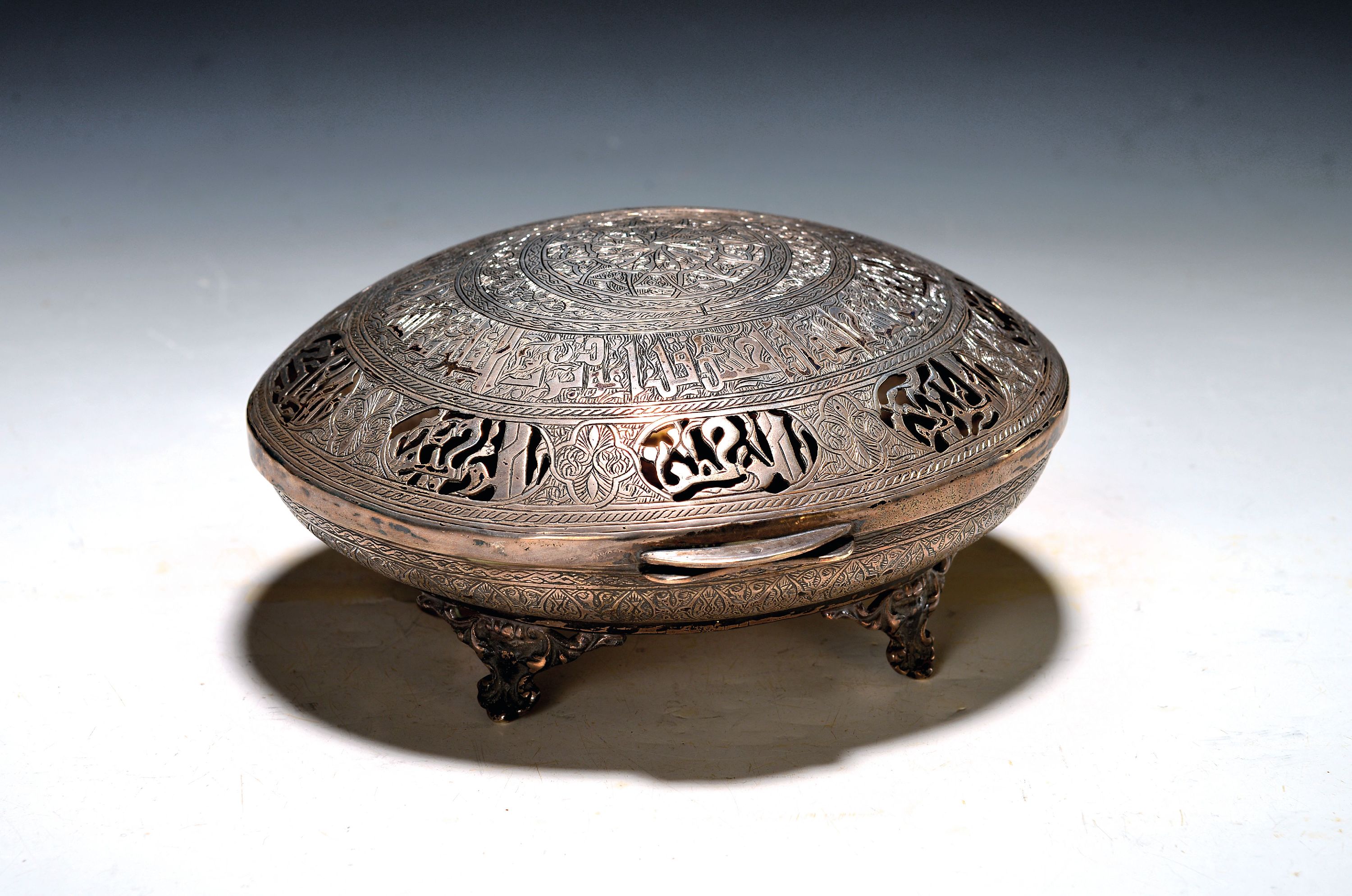 Image 27136894 - Deckeldose, Ägypten, wohl Kairo, um 1943, Silber, graviert, flächig arabesque ...