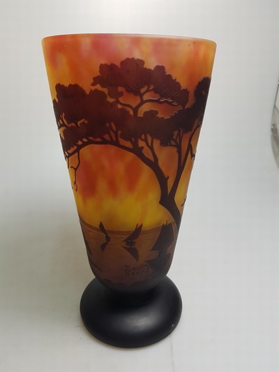 27136886a - Vase, Daum, Nancy, um 1910, farbloses Glas, gelb-orange-violette geflammte ...