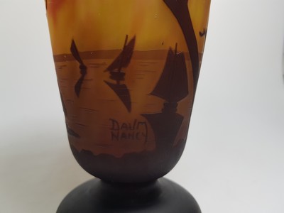 27136886b - Vase, Daum, Nancy, um 1910, farbloses Glas, gelb-orange-violette geflammte ...