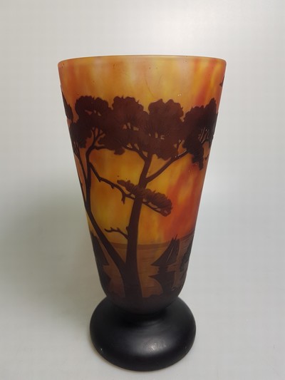 27136886c - Vase, Daum, Nancy, um 1910, farbloses Glas, gelb-orange-violette geflammte ...