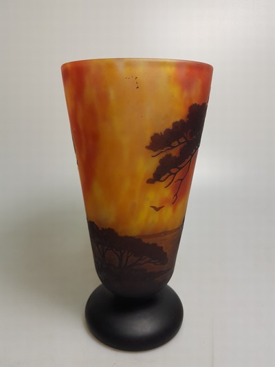 27136886e - Vase, Daum, Nancy, um 1910, farbloses Glas, gelb-orange-violette geflammte ...