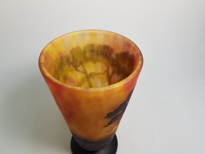 27136886f - Vase, Daum, Nancy, um 1910, farbloses Glas, gelb-orange-violette geflammte ...