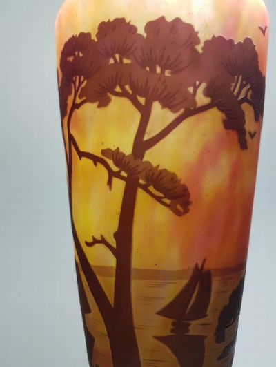27136886i - Vase, Daum, Nancy, um 1910, farbloses Glas, gelb-orange-violette geflammte ...