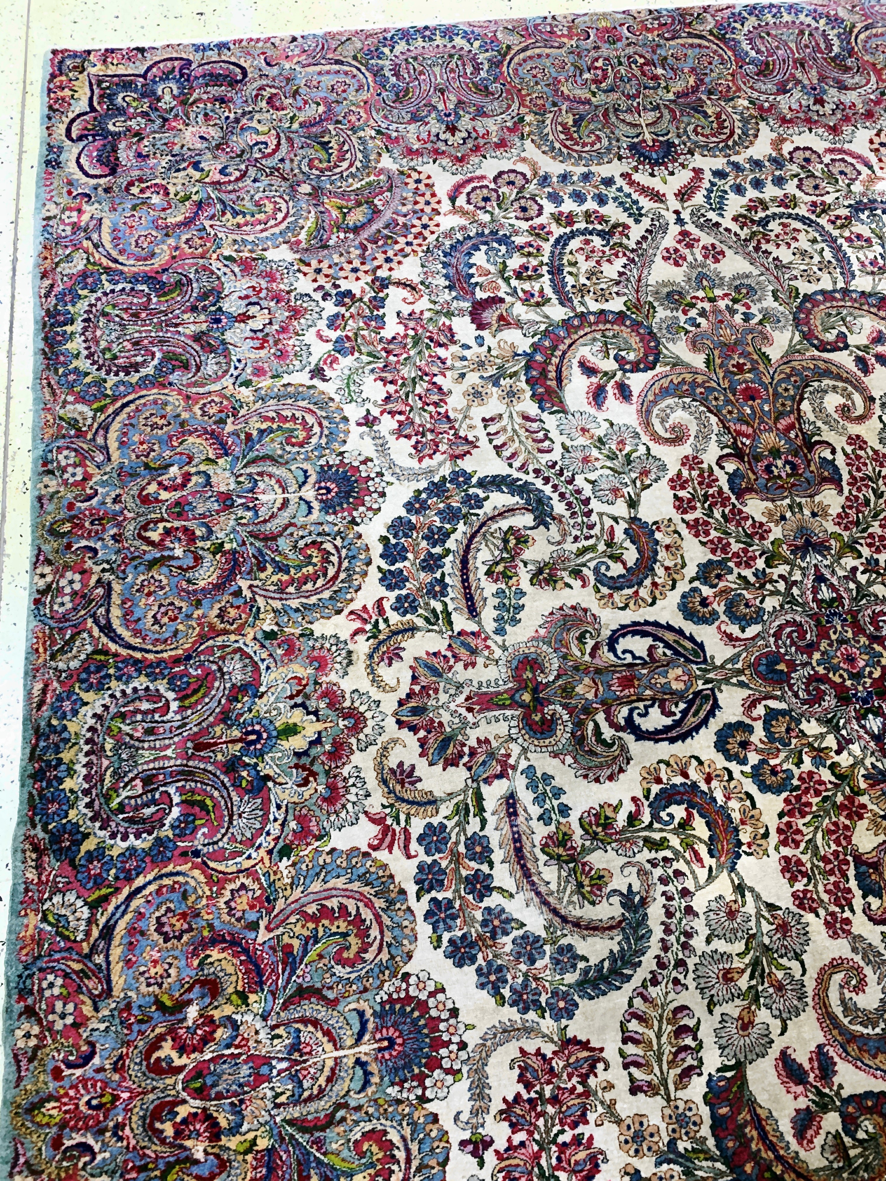 Detail c: Kerman"Lawar"fein, Persien, Anfang 20.Jhd, Wolle auf Baumwolle, ca. 355 x 272 cm, EHZ: 3 (Reinigungsbedürftig).