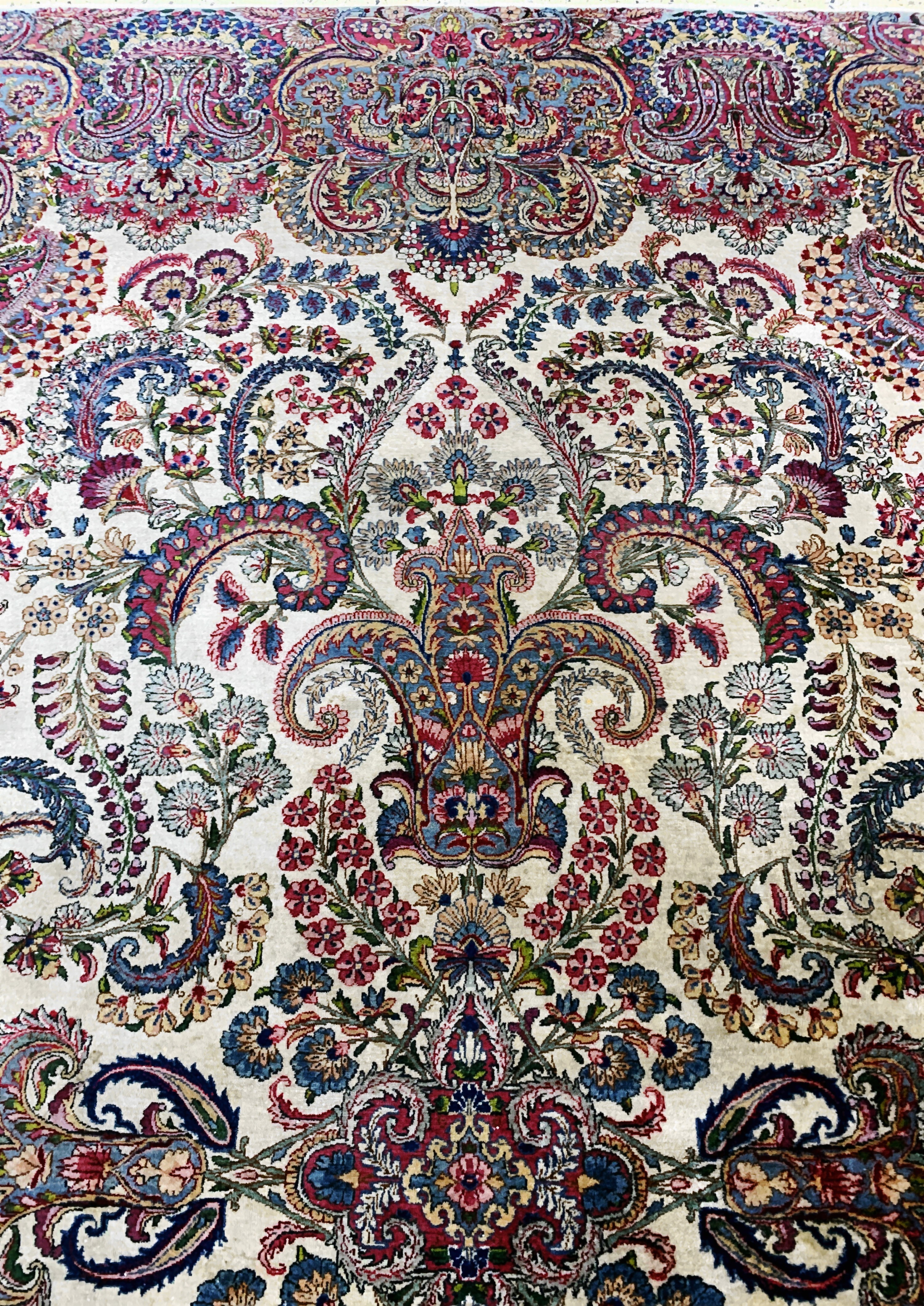 Detail e: Kerman"Lawar"fein, Persien, Anfang 20.Jhd, Wolle auf Baumwolle, ca. 355 x 272 cm, EHZ: 3 (Reinigungsbedürftig).