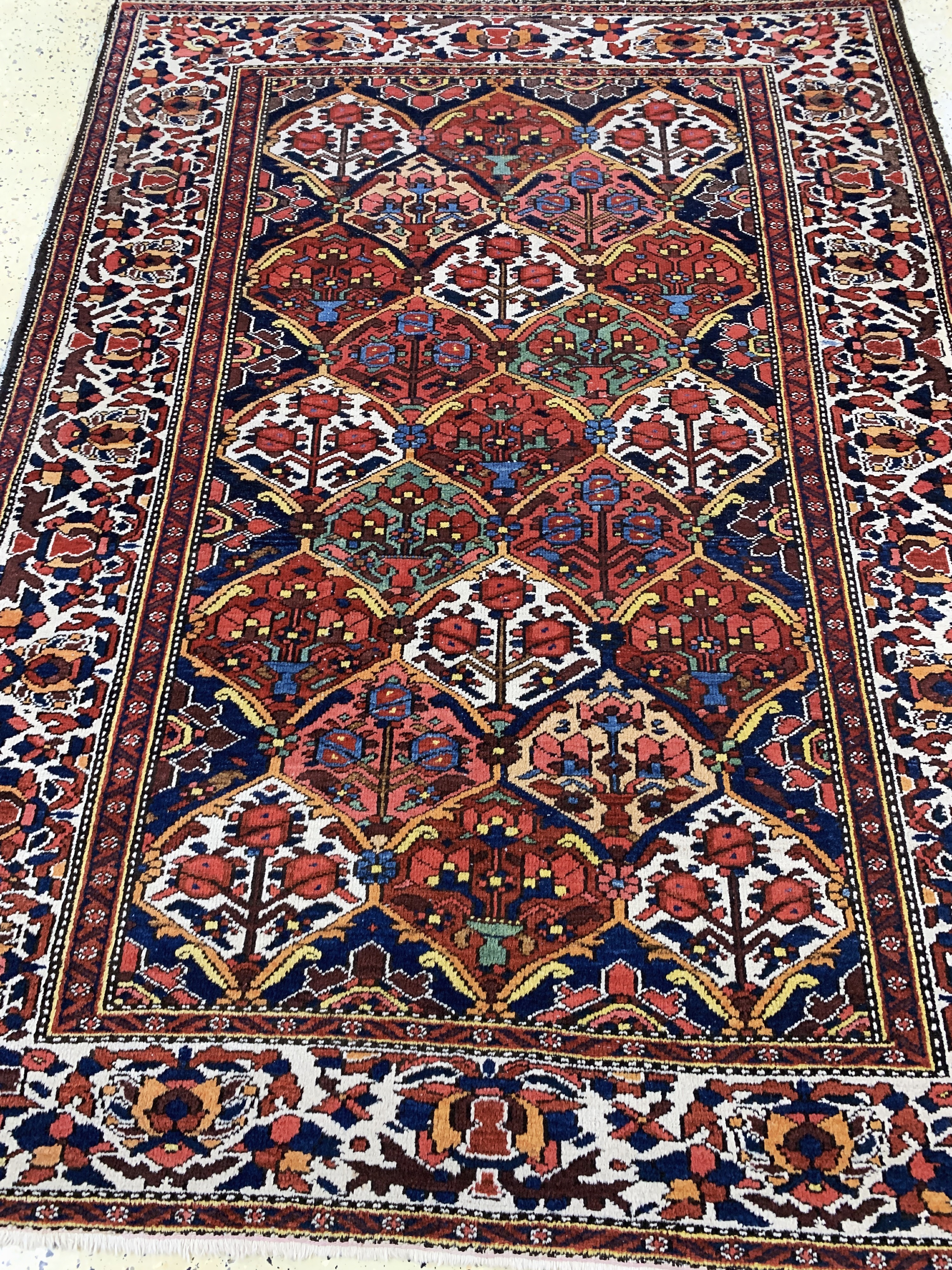 Detail c: Bachtiar alt, Persien, Anfang 20.Jhd, Wolleauf Baumwolle, ca. 200 x 155 cm, EHZ: 3
