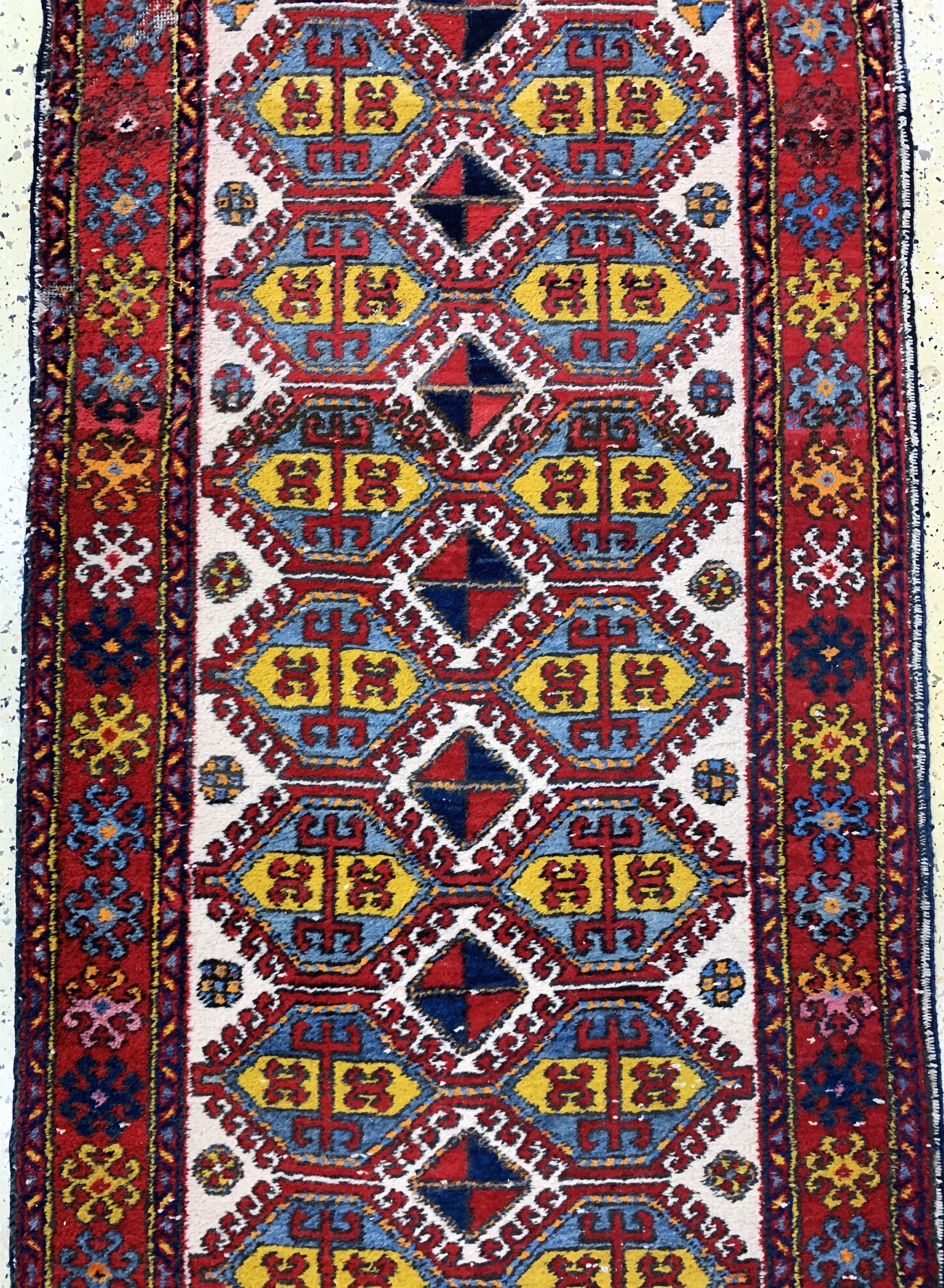 Detail b: Meschgin alt, Persien, Anfang 20.Jhd, Wolleauf Baumwolle, ca. 300 x 96 cm, Mottenfraß, EHZ: 4