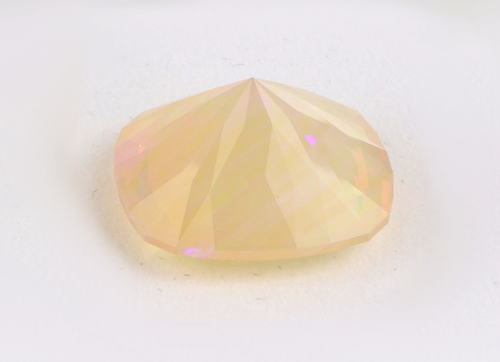 Detail c: Loser Opal, 21.87 ct, Kissenschliff, schönes Farbspiel