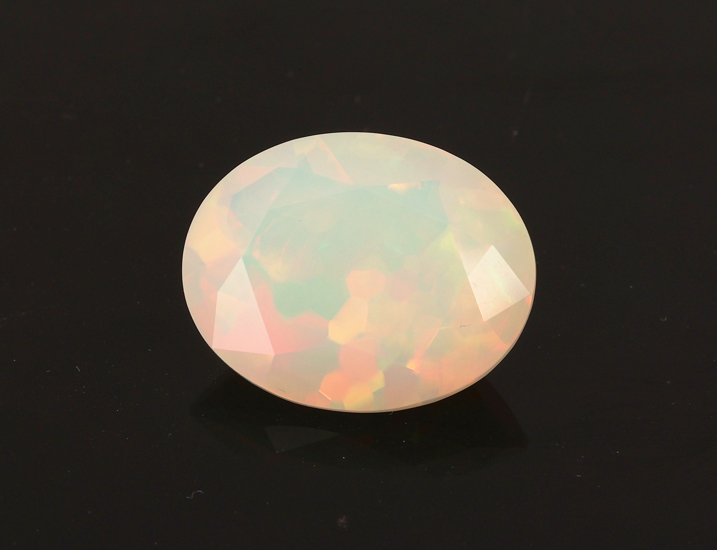 Image 27138239 - Loser Opal, ca. 13.85 ct, ovalfacett., schönesFarbspiel Schätzpreis: 980, - EUR